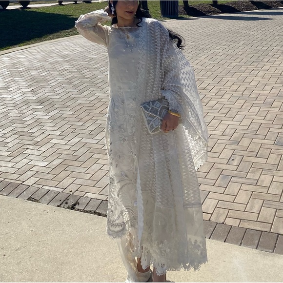 SUFFUSE— IVORY BREEZE Embroidered 2-piece suit - Picture 4 of 7